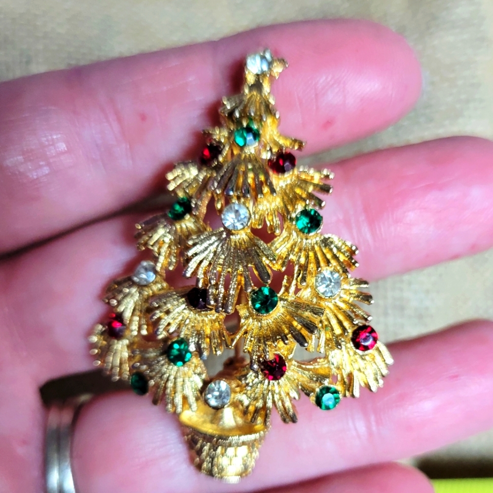 Vintage gold tone metal & rhinestone Christmas tree brooch-multi colored